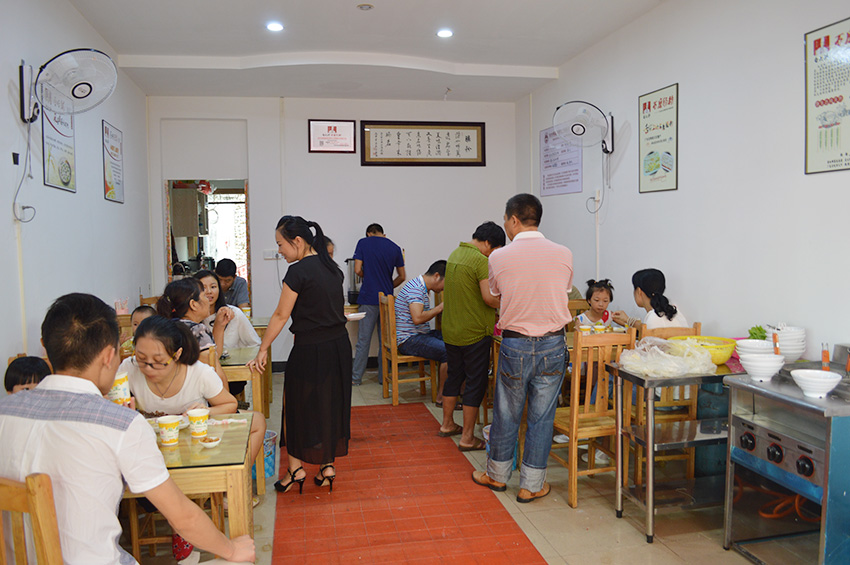 經(jīng)營(yíng)小吃店要如何吸引消費(fèi)者？